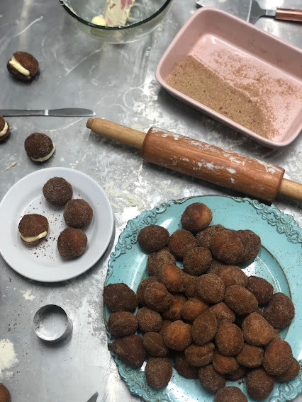 Detalhe de produ&ccedil;&atilde;o em aula de confeitaria